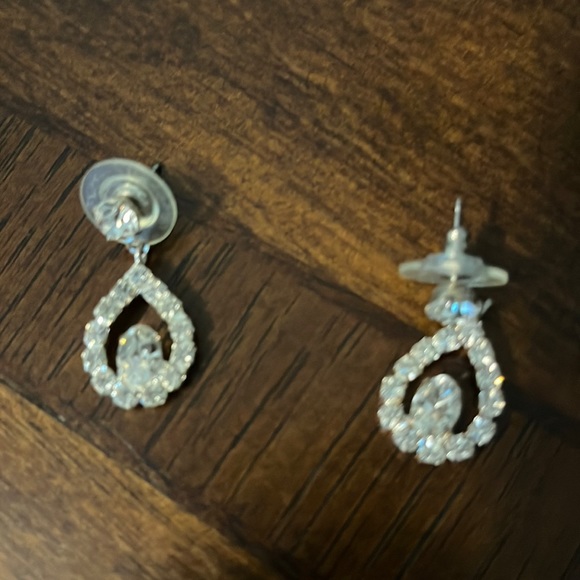 Beautiful vintage earrings. Nwot with stones. No flaws - Picture 1 of 2